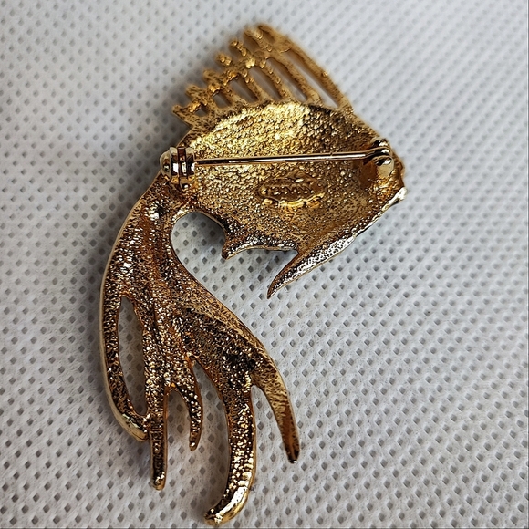Enamel Angel Fantailed Fish Gold Tone Vintage Enamel Red Crystal Eyes Brooch - Picture 2 of 6
